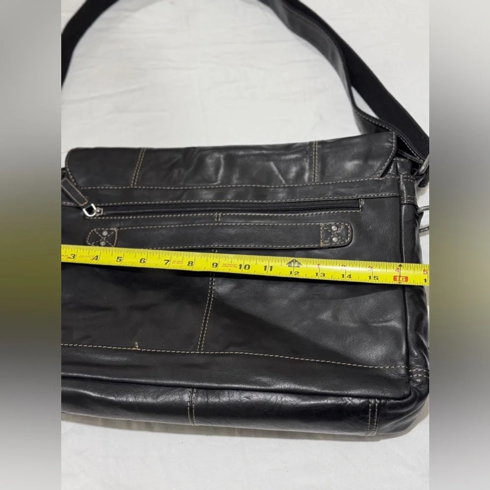 JACK GEORGES Sleek Black Leather Messenger Bag for Men